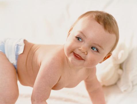 Hány hónapig kezdődik a baba a feltérképezés, és hogyan javíthatja ezt a képességet?