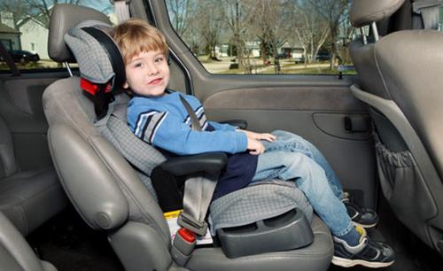 Lehetőség van arra, hogy gyermeket szállítsanak gyermekülések nélkül az autóban?