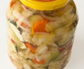Házi készítésű zöldséges saláta télen: főzés receptek
