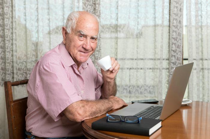 dolgozzon számítógépen nyugdíjasok számára